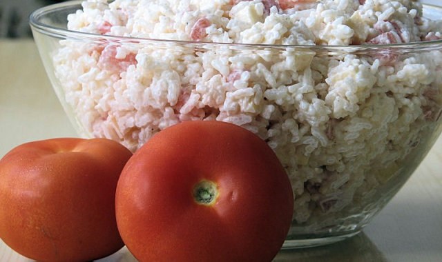 Sałatka ryżowa z pomidorem