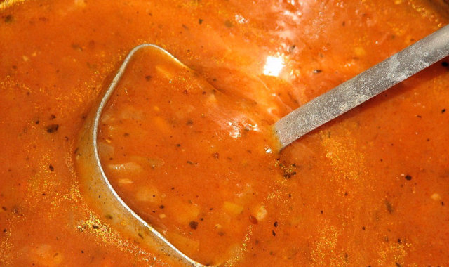 Smaczny pomidorowy sos na ciepło