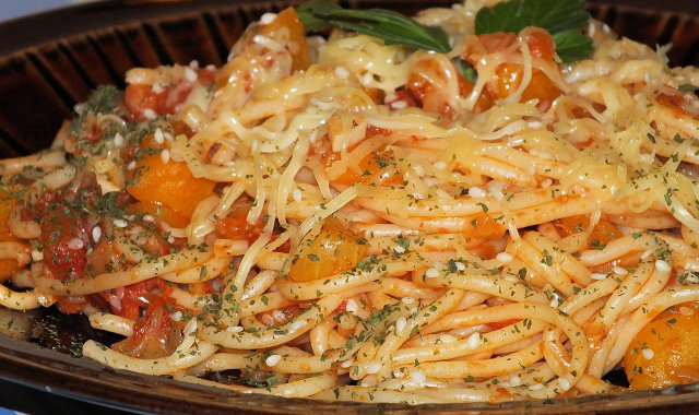Spaghetti z dynią i pomidorami