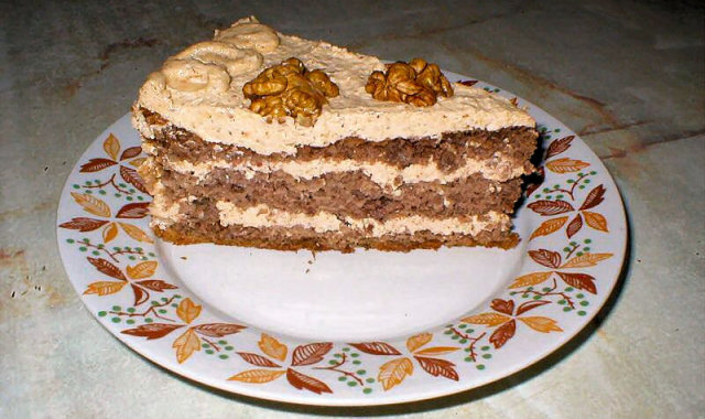 Tort biszkoptowo-orzechowy