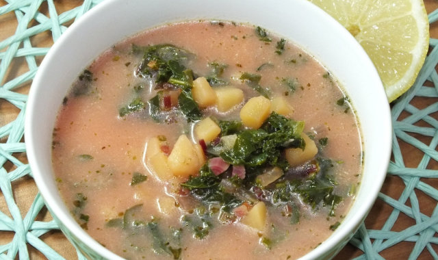 Wegetariańska zupa z botwinką i jarmużem