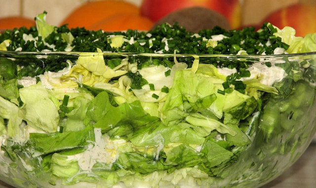 Zielona sałata w cebulowo-porowym sosie
