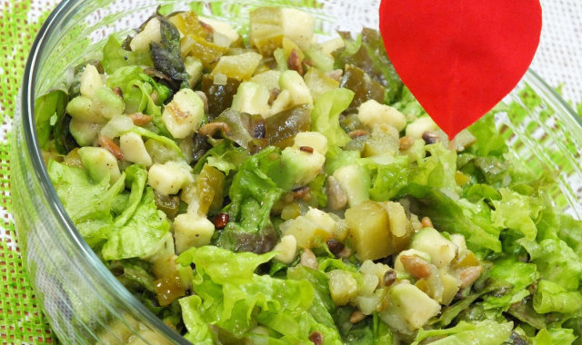 Zielona sałata z awokado i słonecznikiem