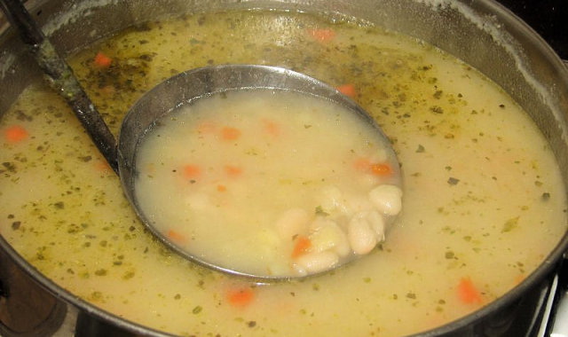 Zupa fasolowa z fasolki konserwowej
