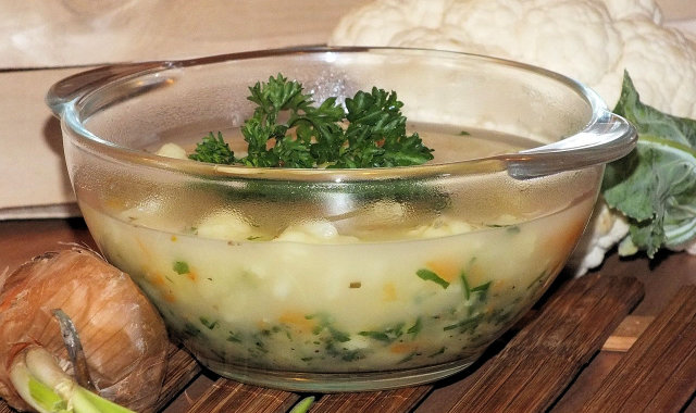 Zupa kalafiorowa ze zdrową nutką cebuli