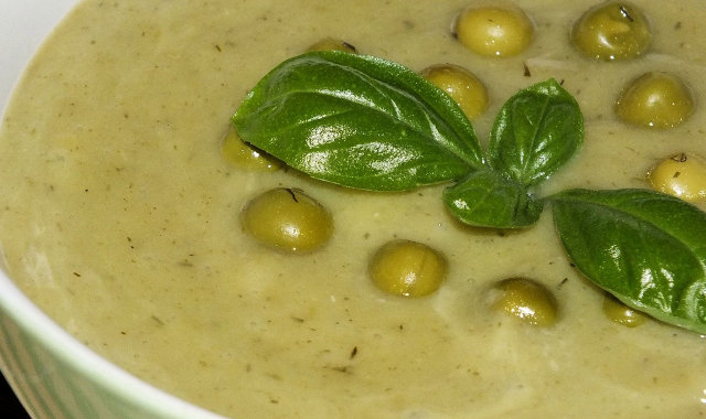 Zupa krem ze świeżego zielonego groszku
