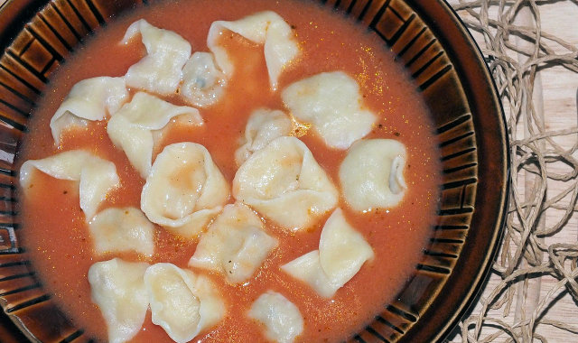 Zupa pomidorowa z uszkami z mięsem