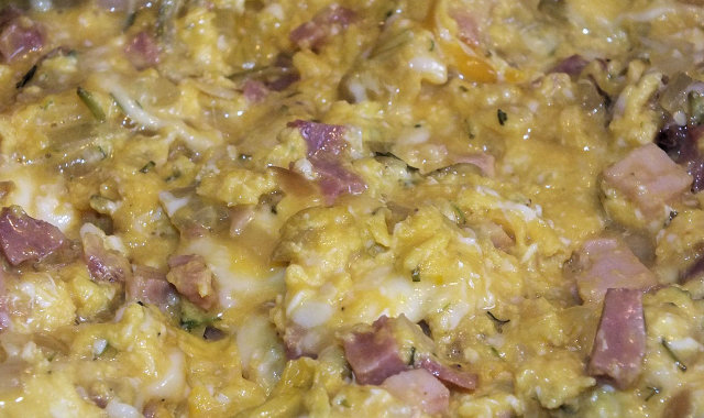 Jajecznica na bogato – czyli z serem mozzarellą i kiełbaską z grilla