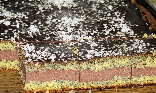 Makowy biszkopt przekładany czekoladową masą z kaszą manną