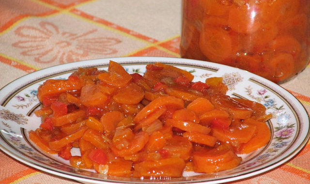 Sałatka z marchewki i czerwonej papryki