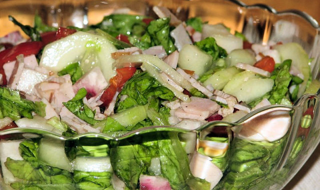 Surówka obiadowa z zielonej sałaty i szynki