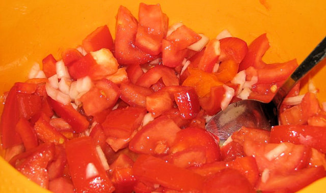 Szybka surówka z pomidorów i papryki