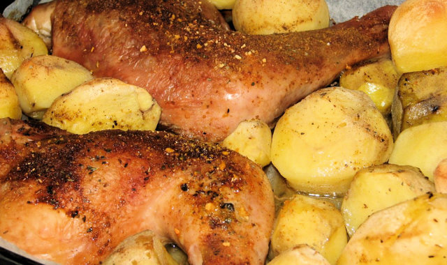 Udka kurczaka pieczone razem z ziemniakami
