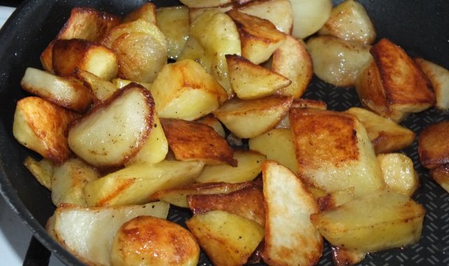 Ziemniaki smażone na patelni