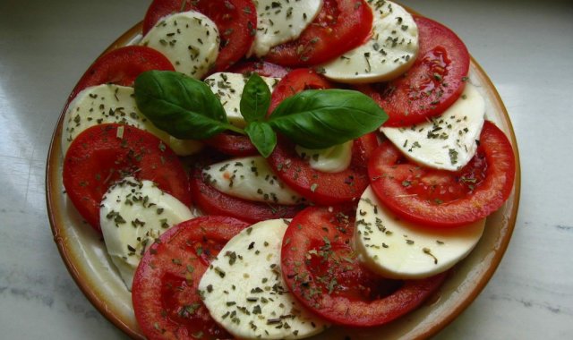 Caprese - super szybka sałatka z mozzarellą i pomidorami