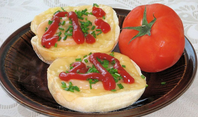 Bułeczki zapiekane z pomidorem i serem