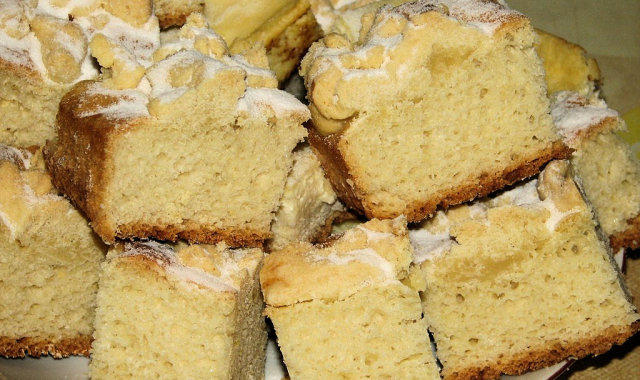 Dietetyczne ciasto drożdżowe na maślance, z serem i posypką
