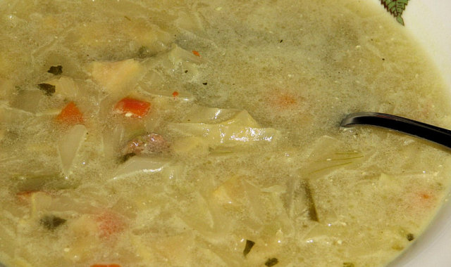 Zupa jarzynowa z dodatkiem białej kapusty