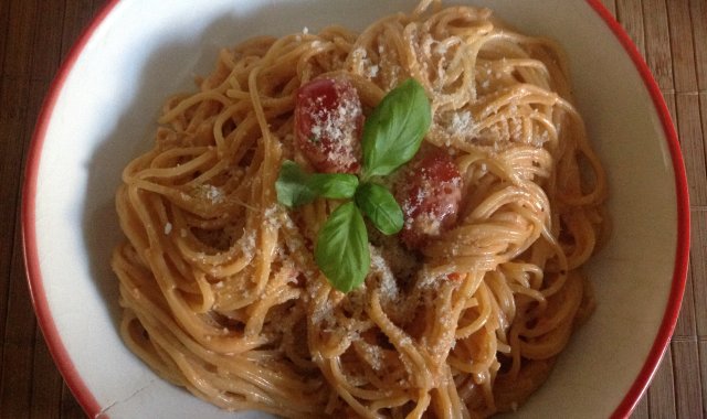 Spaghetti z sosem z serka twarogowego, ziołowo-pomidorowym