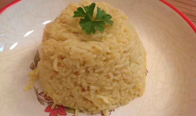 Aromatyczny ryż z kurkumą jako dodatek obiadowy