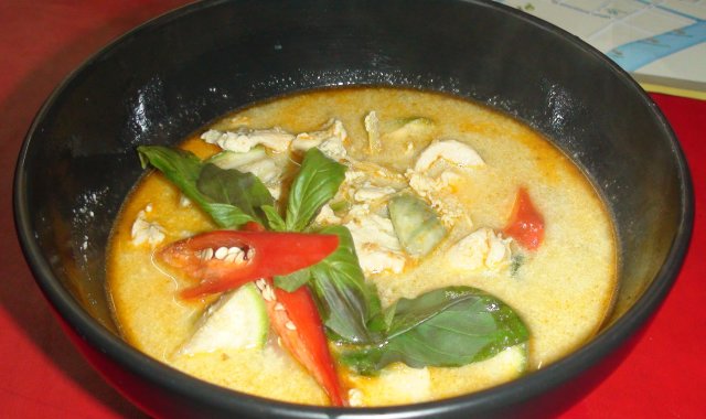 Zupa tajska z kurczakiem i mleczkiem kokosowym