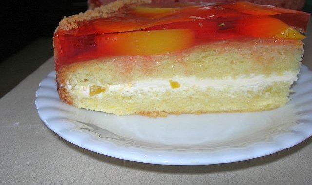 Ciasto torcik z brzoskwiniami