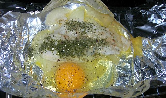 Ryba pieczona z jajkiem
