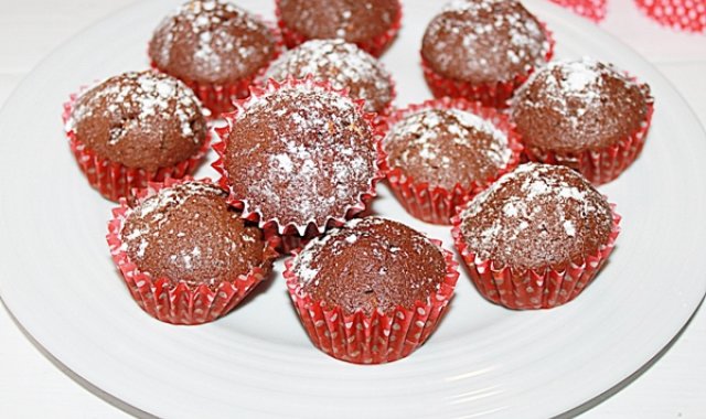 Muffiny czekoladowe z nutą cytrynową i orzechami