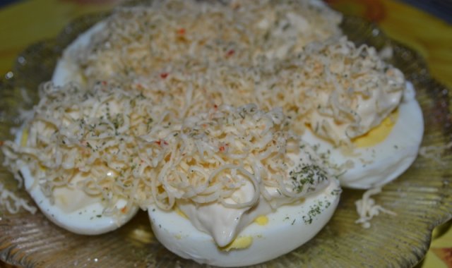 Jaja pod serową kołderką