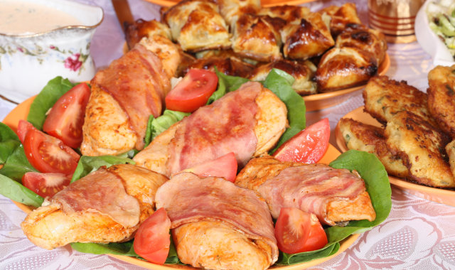 Faszerowane piersi z kurczaka z ziemniakami macaire i sakiewkami warzywnymi
