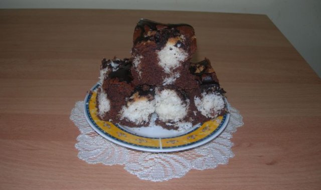 Ciasto kakaowe z kokosowymi kulkami