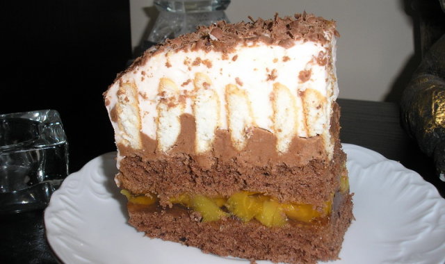 Ciasto brzoskwiniowo-nugatowe
