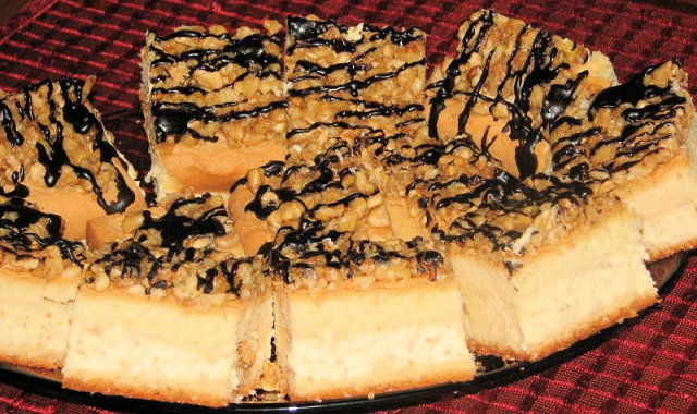 Ciasto biszkoptowo-orzechowe z budyniowym kremem