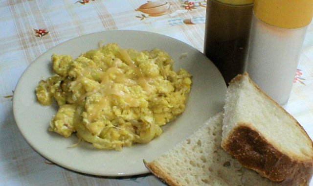 Jajko z cebulą i serem