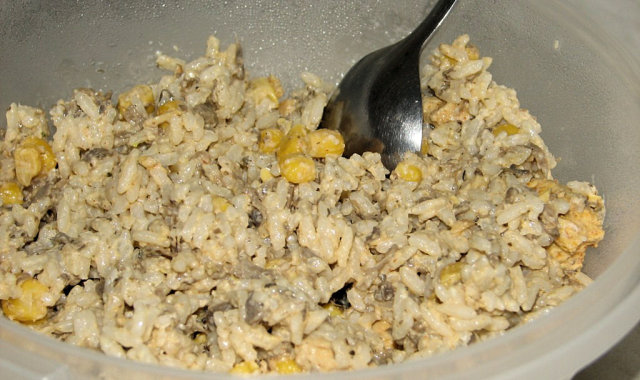 Ryżowa sałatka z kurczakiem i kukurydzą