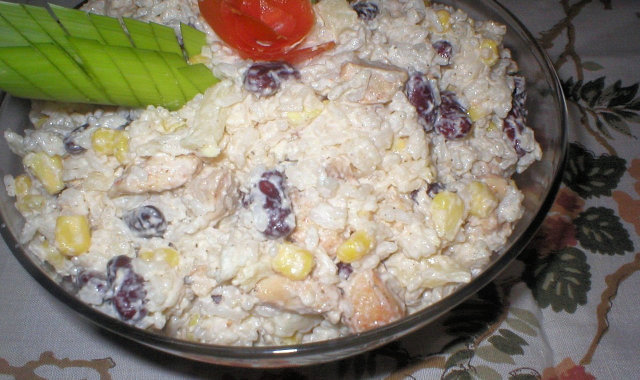 Sałatka ryżowa z kurczakiem i nutką czosnku