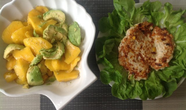 Dietetyczny hamburger z indyka z sałatką z mango i awokado