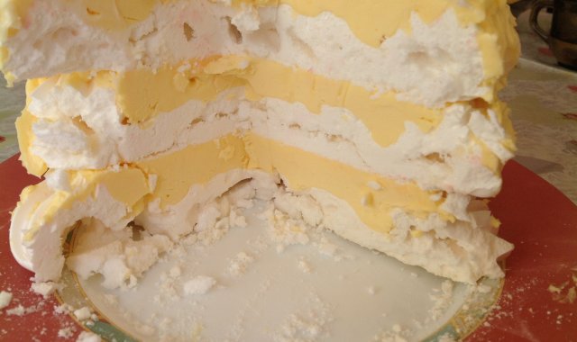 Tort bezowy maślano-ajerkoniakowy - bez pieczenia