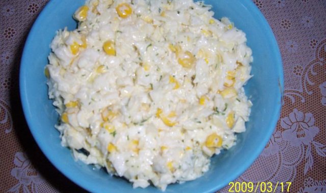 Surówka z białej kapusty z kukurydzą