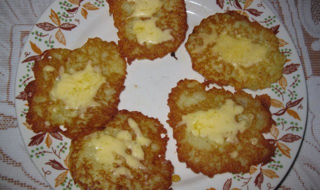 Placki ziemniaczane z żółtym serem
