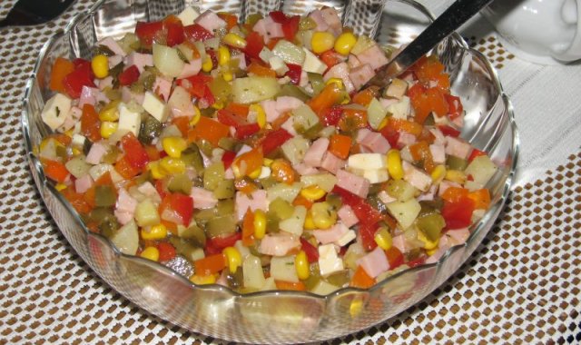 Kolorowa sałatka ziemniaczana z sosem greckim