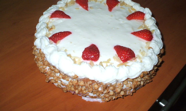 Tort jogurtowo-truskawkowy