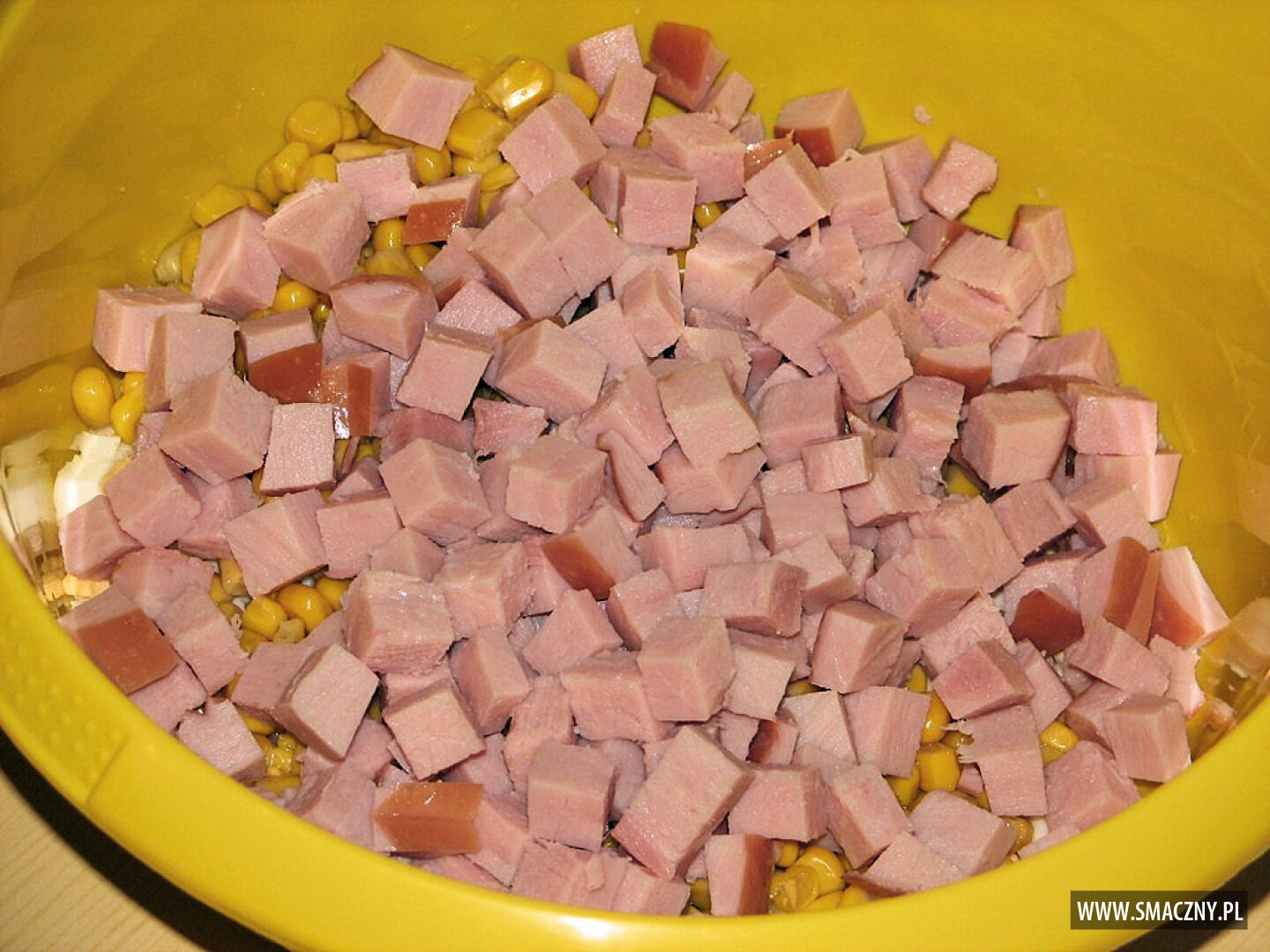 Lekka sałatka na kolorowo - Przepisy kulinarne - Sałatki