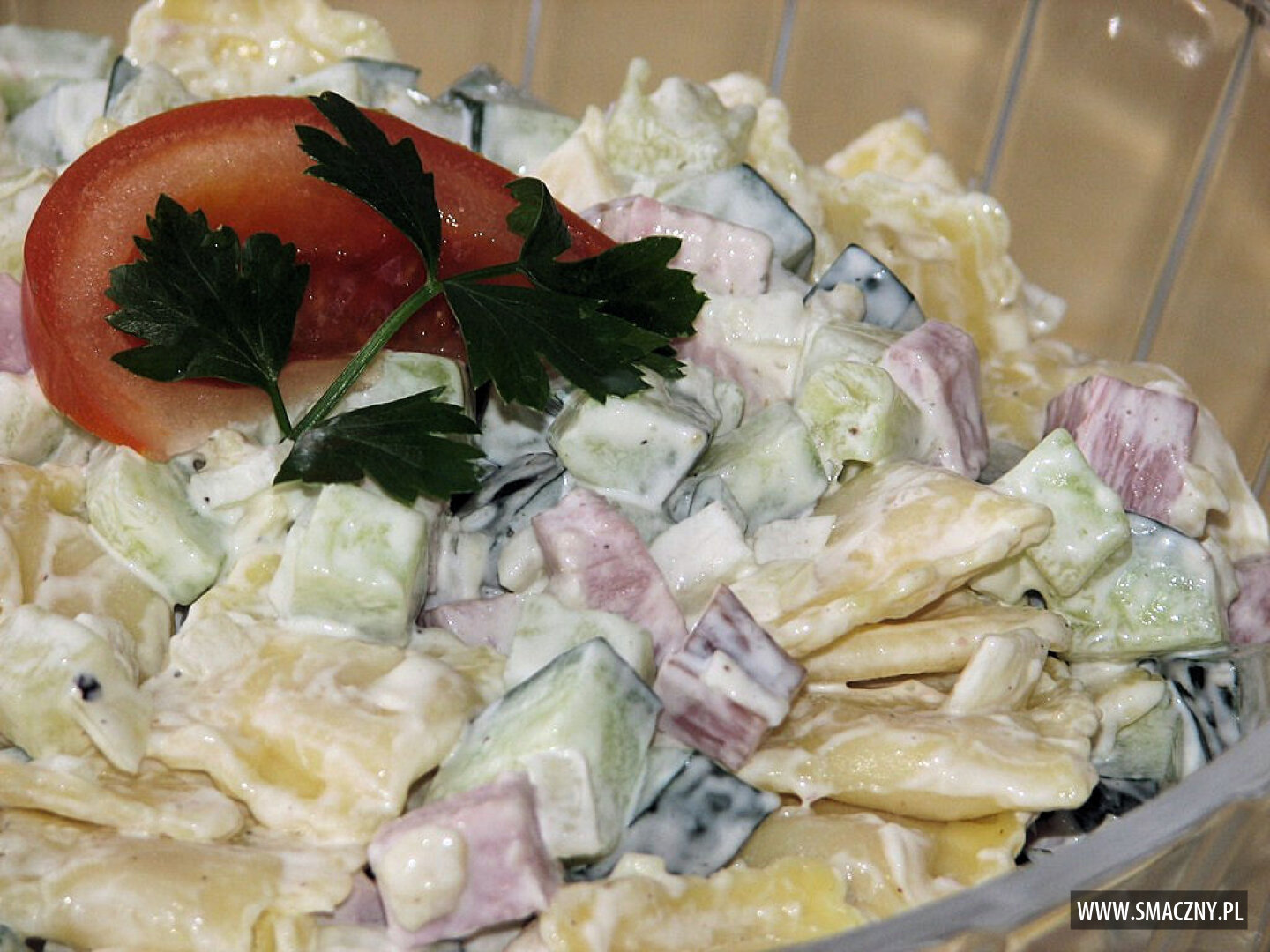 Sałatka z makaronem ravioli, szynką i zielonym ogórkiem - Przepisy