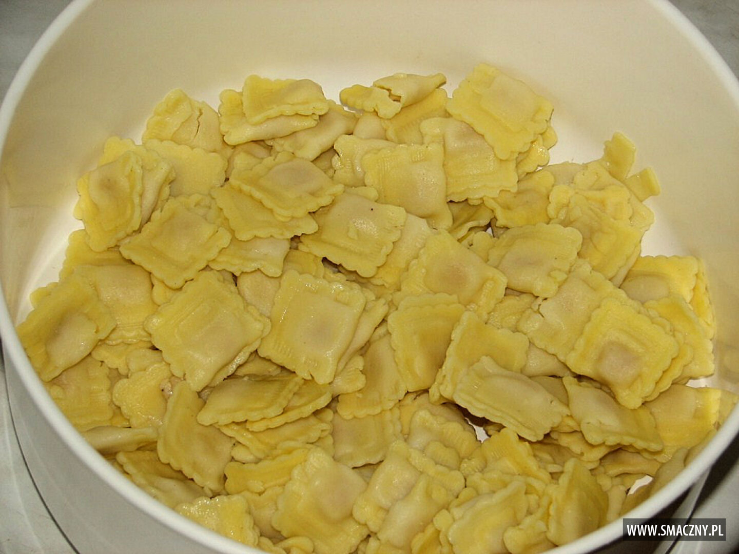 Sałatka z makaronem ravioli, szynką i zielonym ogórkiem - Przepisy