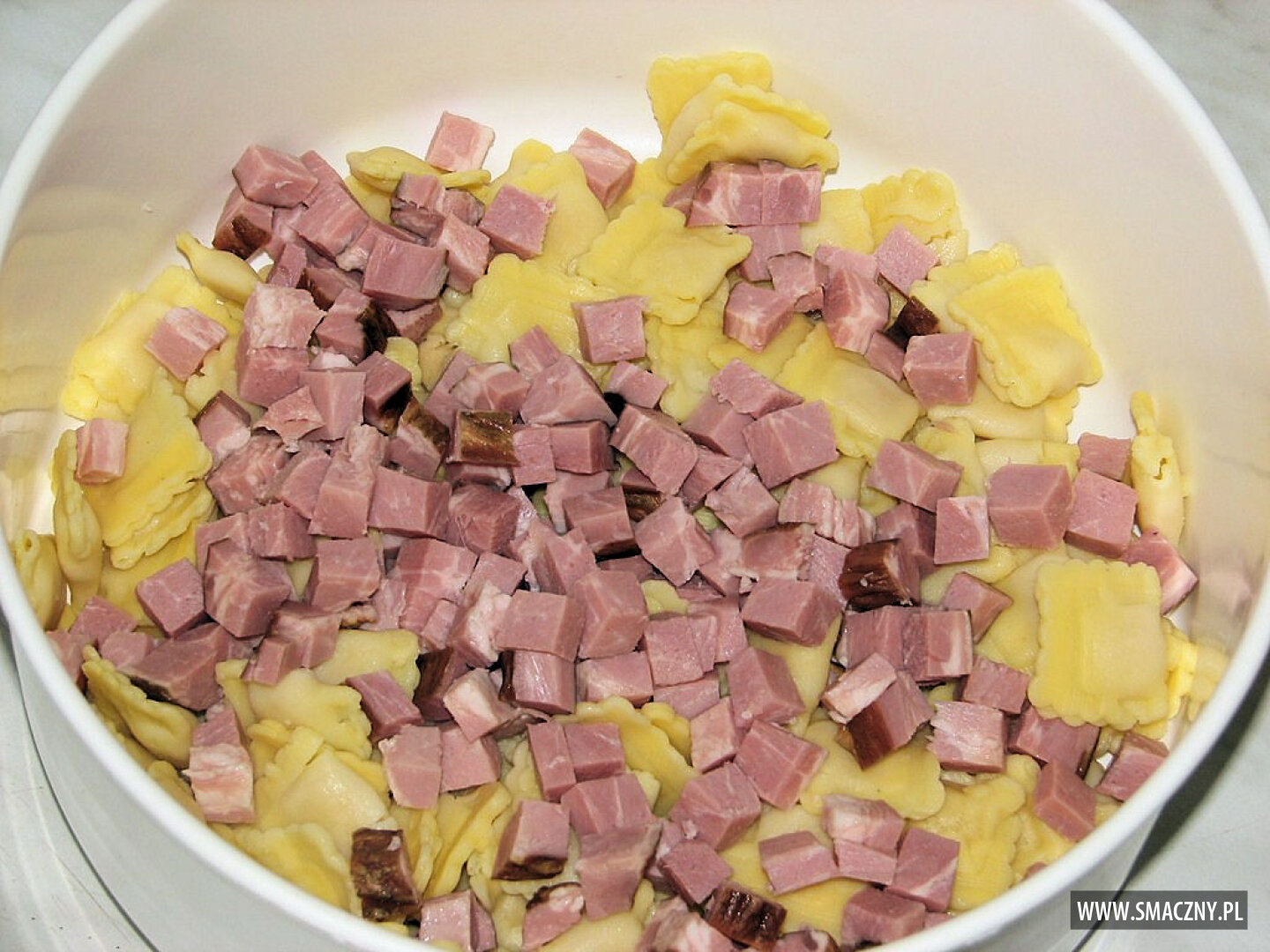 Sałatka z makaronem ravioli, szynką i zielonym ogórkiem - Przepisy