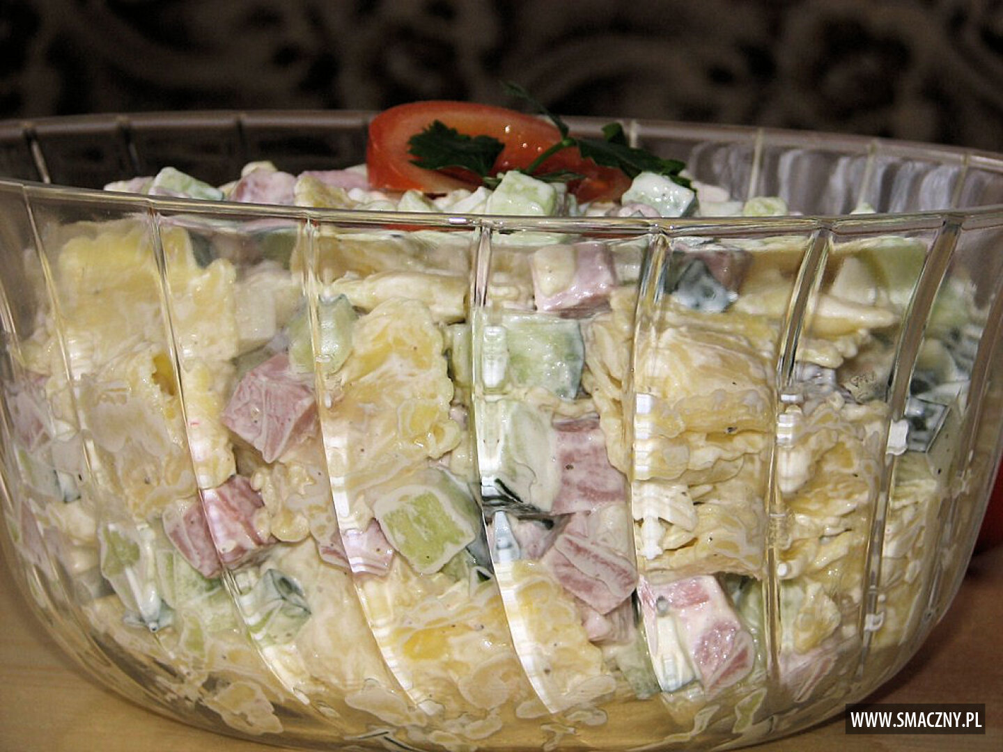 Sałatka z makaronem ravioli, szynką i zielonym ogórkiem - Przepisy