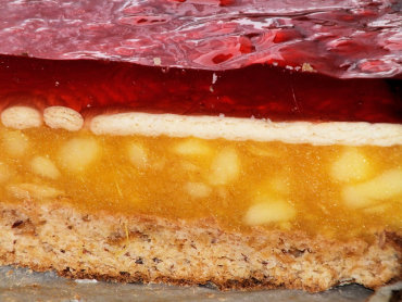 Zdjęcie potrawy Jabłecznik z galaretką na spodzie z białek