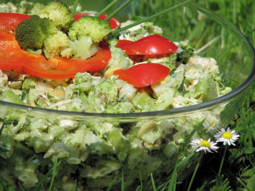 Zdjęcie potrawy Lekka brokułowa sałatka z suszonymi śliwkami i pestkami dyni