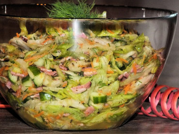 Zdjęcie potrawy Sałatka z zielonej sałaty, szynki i marchewki